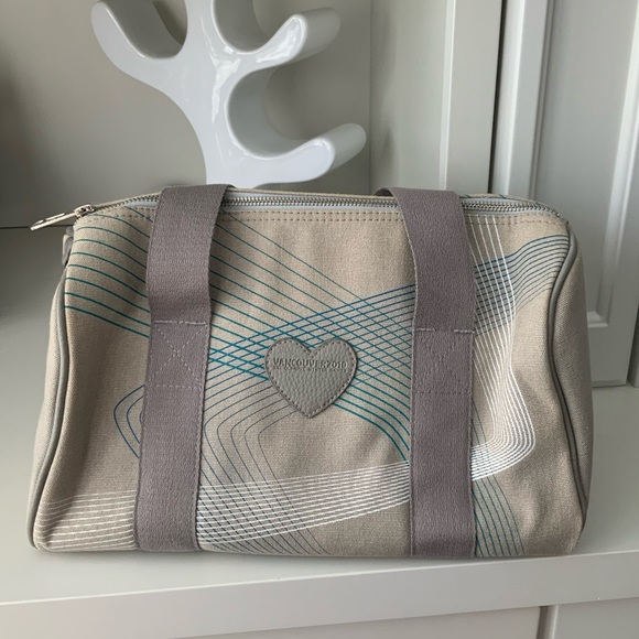 Vintage Y2K Vancouver 2010 Olympics limited edition Medium Shoulder Gray Purse - Picture 15 of 16